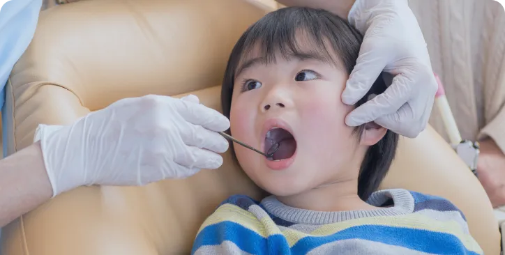 お口を診てもらうお子さま