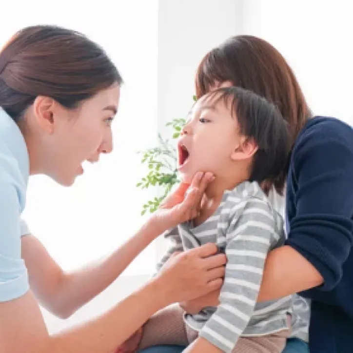 お子さまの歯を確認する保護者（イメージ）
