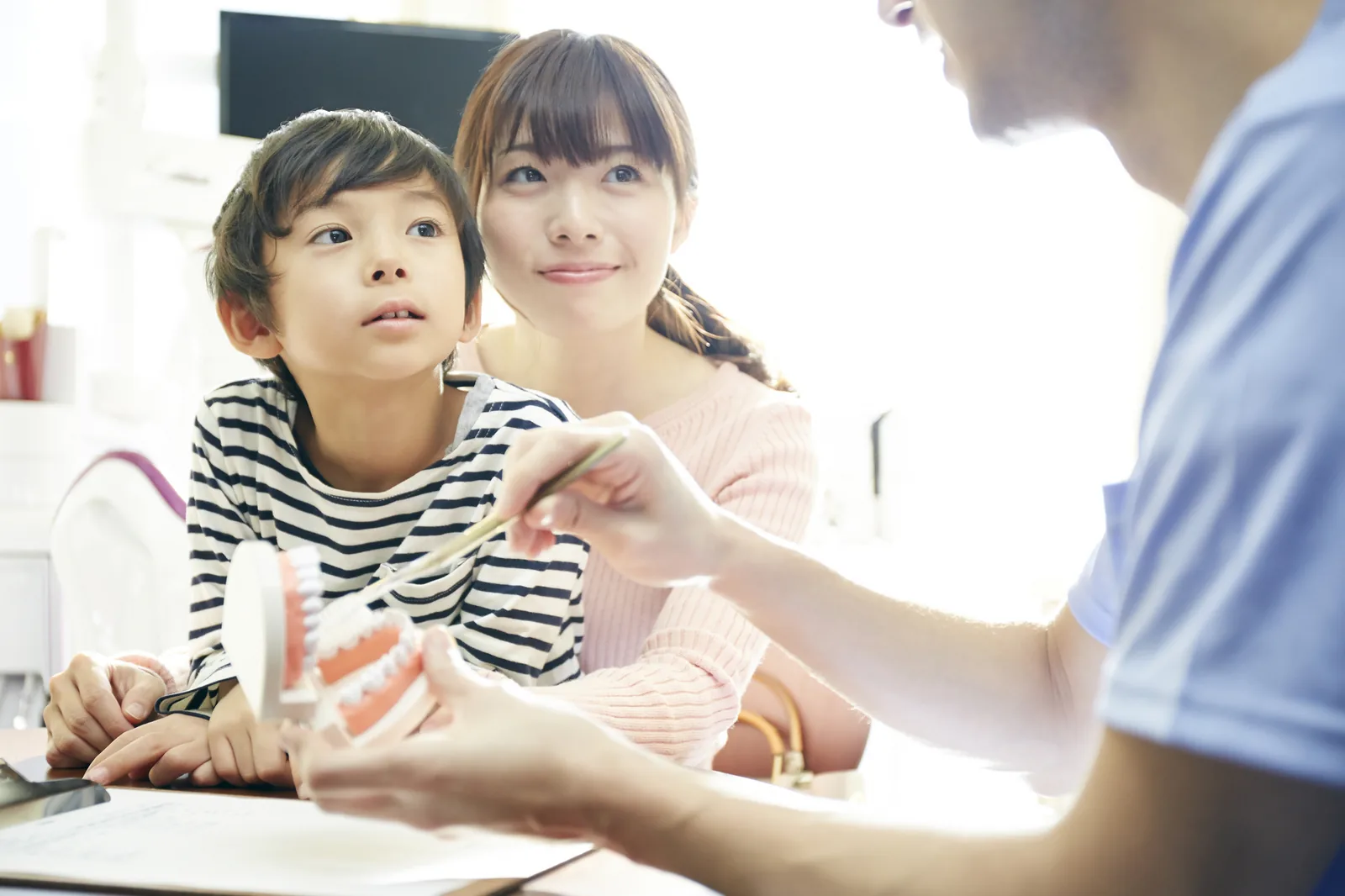 親子の食事シーン（イメージ）