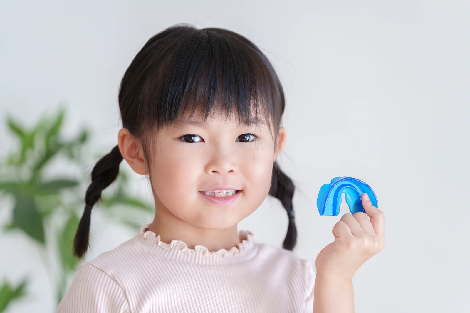 マウスピースを持つお子さま（イメージ）
