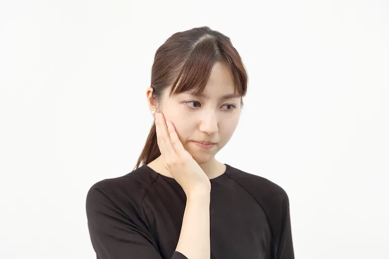 歯ぐきの違和感が気になる女性（イメージ）